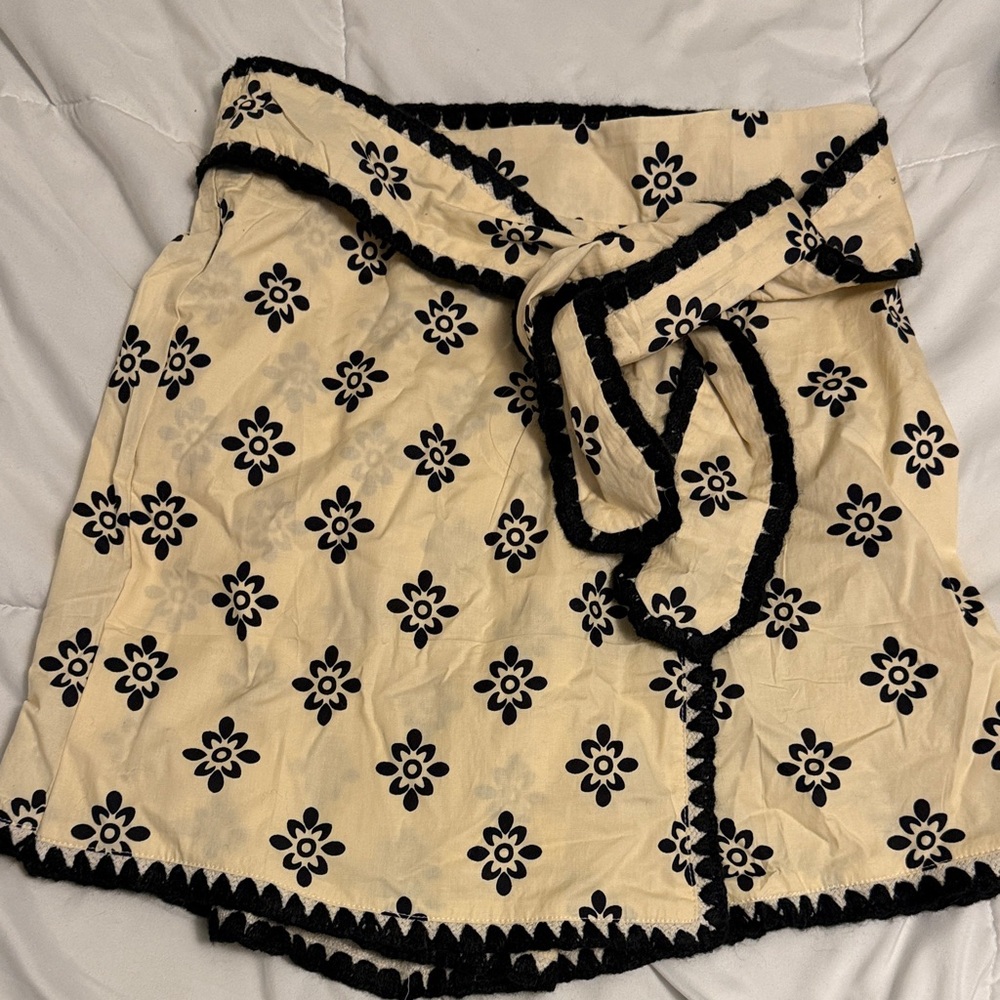 SL Fashions Cream and Black Floral Skort